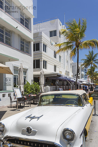 Ocean Drive  amerikanischer Oldtimer und Art-déco-Architektur  Miami Beach  Miami  Florida  Vereinigte Staaten von Amerika  Nordamerika