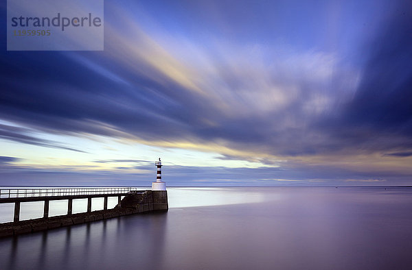 Langzeitbelichtung von Amble Lighthouse mit streifigen Wolken und glatter See  Amble  Northumberland  England  Vereinigtes Königreich  Europa