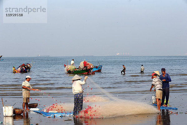 Fischer bereiten ein Netz am Strand vor  Vung Tau  Vietnam  Indochina  Südostasien  Asien