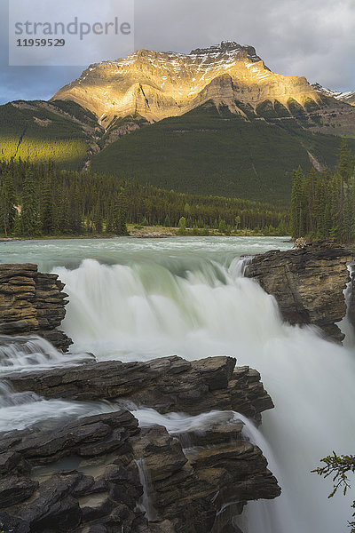 Athabasca Falls bei Sonnenuntergang  Jasper National Park  UNESCO-Weltkulturerbe  Alberta  Kanada  Nordamerika