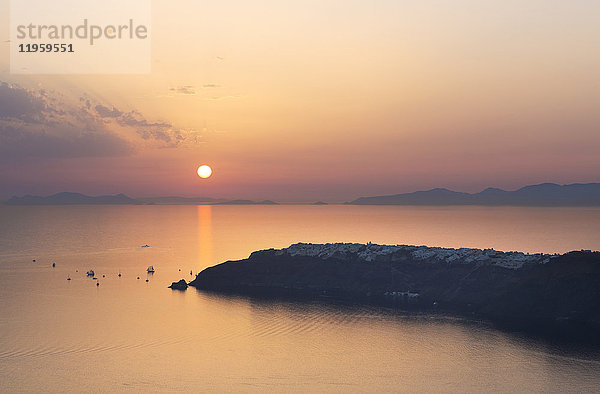 Sonnenuntergang über Oia von Imerovigli  Santorin  Kykladen  Griechische Inseln  Griechenland  Europa