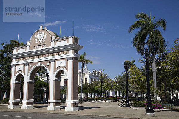 Triumphbogen im Jose Marti Park  Cienfuegos Stadt  UNESCO Weltkulturerbe  Cienfuegos  Kuba  Westindien  Mittelamerika