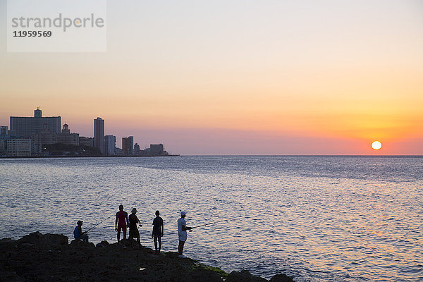 Einheimische fischen abends vom Malecon aus  Centro Habana  Havanna  Kuba  Westindien  Mittelamerika