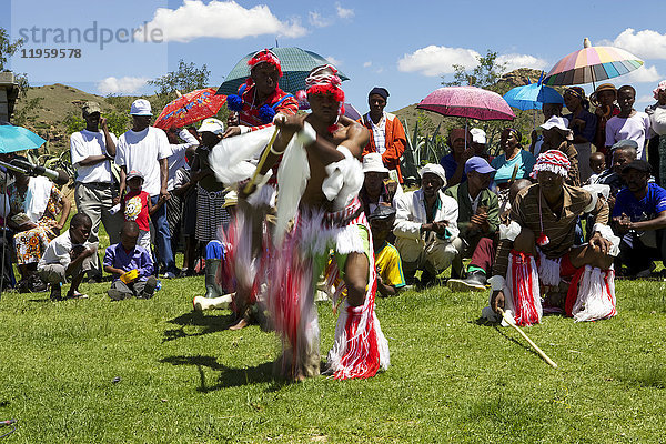 Traditionelle Tänzerinnen und Tänzer unterhalten die Menge bei einer der Send a Cow-Verabschiedungszeremonien  Lesotho  Afrika