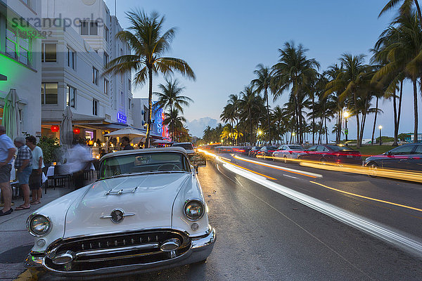 Ocean Drive Restaurants  Oldtimer und Art Deco Architektur in der Abenddämmerung  South Beach  Miami Beach  Miami  Florida  Vereinigte Staaten von Amerika  Nord Amerika