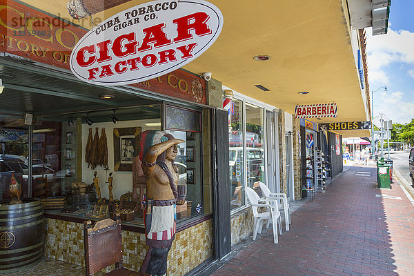 Zigarrengeschäft in der 8th Street in Little Havana  Miami  Florida  Vereinigte Staaten von Amerika  Nordamerika