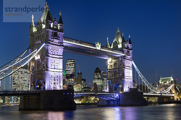Tower Bridge beleuchtet bei Nacht  London  England  Vereinigtes Königreich  Europa