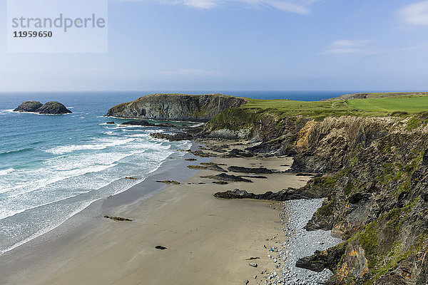 Ein Strand entlang des Pembrokeshire Coast National Park mit dem Küstenpfad  der oberhalb der Klippen entlangführt  Wales  Vereinigtes Königreich  Europa