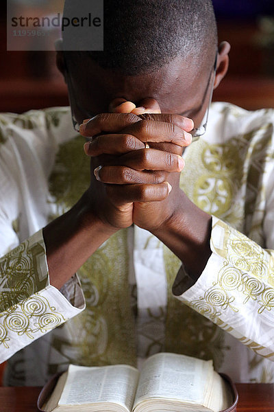 Gebet  Katholische Messe am Sonntagmorgen  Lome  Togo  Westafrika  Afrika