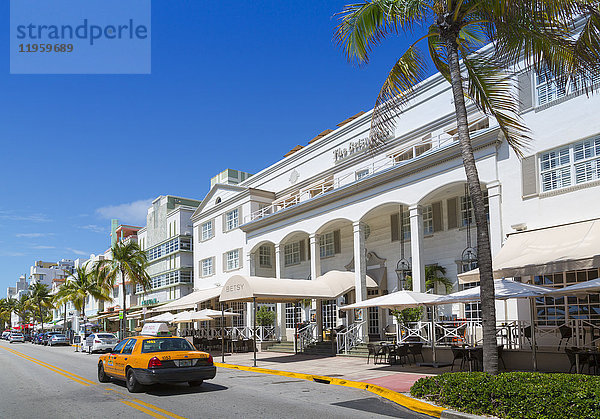 Ocean Drive und Art Deco Architektur und gelbes Taxi  Miami Beach  Miami  Florida  Vereinigte Staaten von Amerika  Nordamerika