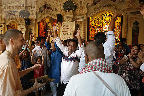 Tanzen und Singen im Krishna-Balaram-Tempel  Vrindavan  Uttar Pradesh  Indien  Asien