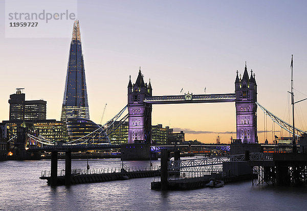 Tower Bridge und The Shard beleuchtet bei Nacht  London  England  Vereinigtes Königreich  Europa