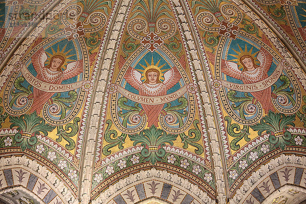 Das Gewölbe des Chors mit Mosaiken  die die Seligpreisungen darstellen  Krypta  Basilika Notre-Dame de Fourviere  Lyon  Frankreich  Europa