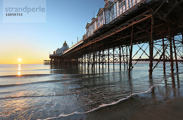 Eastbourne Pier bei Sonnenaufgang  Eastbourne  East Sussex  England  Vereinigtes Königreich  Europa