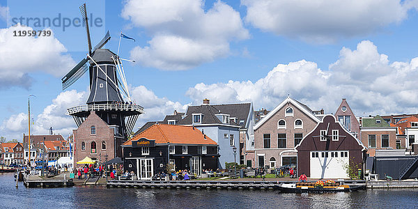 Windmühle De Adriaan entlang des Flusses Spaarne  Haarlem  Nordholland  Niederlande  Europa