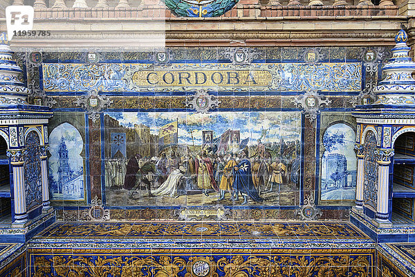 Wandbild aus Keramikfliesen in einer Nische  das Córdoba  Plaza de Espana  Sevilla  Andalusien  Spanien  darstellt.