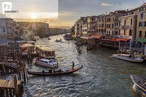 Gondeln an einem von historischen Häusern gesäumten Kanal vertäut  Venedig  Italien.