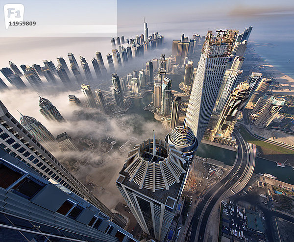 Luftaufnahme des Stadtbildes mit Wolkenkratzern über den Wolken in Dubai  Vereinigte Arabische Emirate.