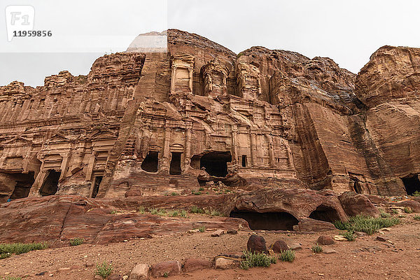 Außenansicht der in den Fels gehauenen Architektur in Petra  Jordanien.