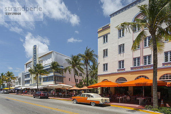 Oldtimer-Taxi am Ocean Drive  South Beach  Miami Beach  Miami  Florida  Vereinigte Staaten von Amerika  Nordamerika