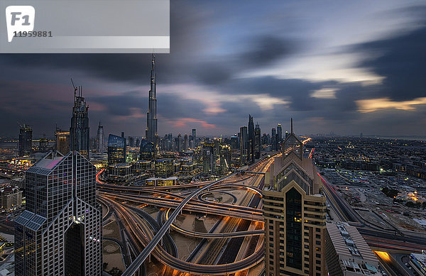 Stadtbild von Dubai  Vereinigte Arabische Emirate  mit dem Burj Khalifa und anderen Wolkenkratzern unter bewölktem Himmel.
