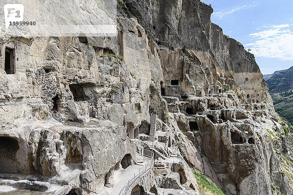 Höhlenkloster in Vardzia  Südgeorgien  mit Treppen  Fenstern und Eingängen in der Felswand.
