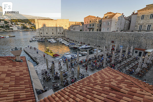 Blick über die Dächer in Richtung Hafen in der Altstadt von Dubrovnik.