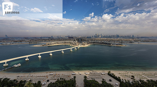 Stadtbild von Dubai  Vereinigte Arabische Emirate  mit der Brücke von der Insel über den Persischen Golf im Vordergrund.