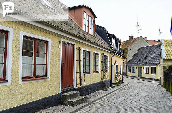 Außenansicht eines einstöckigen Wohngebäudes in einer gepflasterten Straße in Kopenhagen  Dänemark.