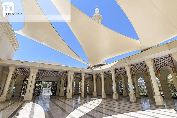Atrium einer Moschee mit schattenspendenden Sonnensegeln  Aqaba  Jordanien.