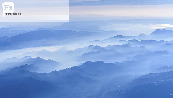 Luftaufnahme über ein nebliges Gebirge in der Region Veneto  Italien.