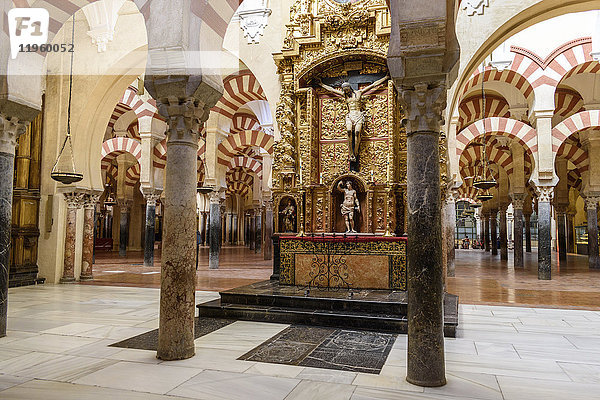 Innenansicht der Großen Moschee von Cordoba und der Mezquita  der Kathedrale Unserer Lieben Frau von Mariä Himmelfahrt  Cordoba  Spanien.