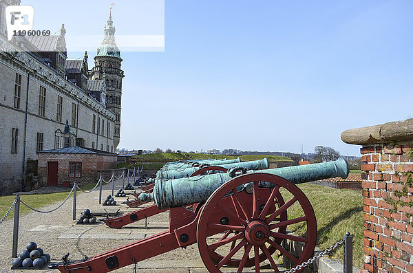 Alte Kanonen auf den Festungsmauern vor dem Schloss Kronborg  einem historischen Schlossgebäude an der Öresundküste.