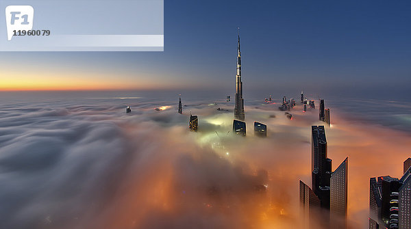 Blick auf den Burj Khalifa und andere Wolkenkratzer über den Wolken in Dubai  Vereinigte Arabische Emirate.