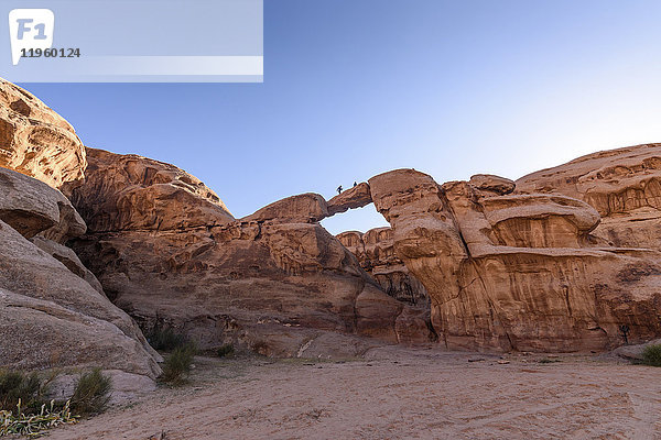 Felsformation mit natürlichem Bogen in der Wüstenwildnis Wadi Rum im Süden Jordaniens.