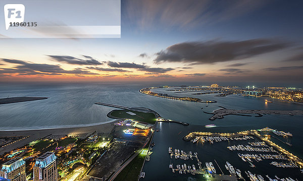 Luftaufnahme des Jachthafens und des Persischen Golfs in der Abenddämmerung  Dubai  Vereinigte Arabische Emirate.