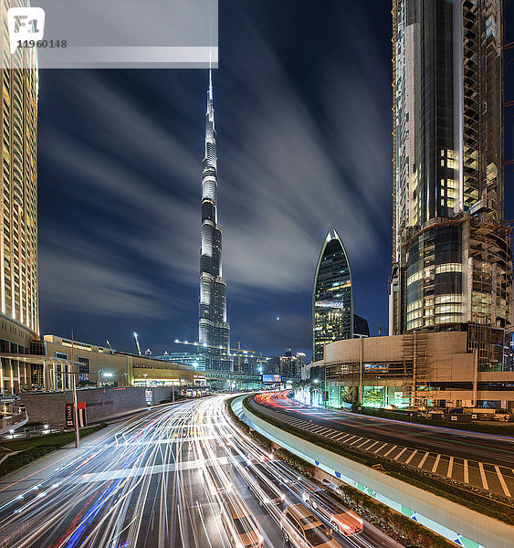Stadtbild von Dubai  Vereinigte Arabische Emirate in der Abenddämmerung  mit Wolkenkratzern  in der Mitte beleuchtet Burj Kalifa.