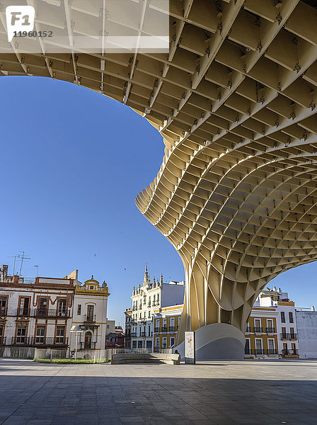 Metropol Parasol  eine geschwungene hölzerne Sonnenschirmkonstruktion  moderne Architektur auf dem Platz La Encarnacio  Sevilla.