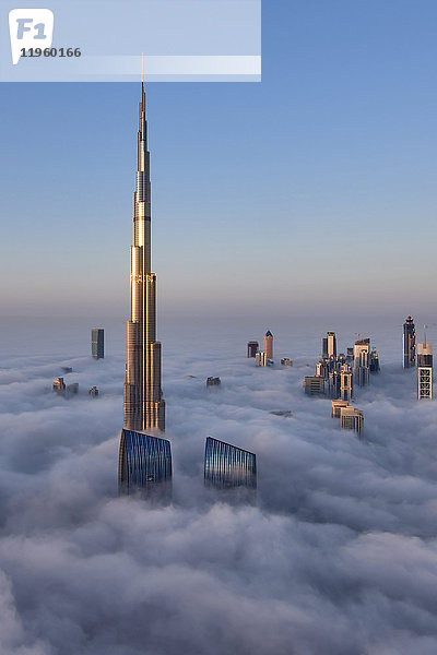 Blick auf den Burj Khalifa und andere Wolkenkratzer über den Wolken in Dubai  Vereinigte Arabische Emirate.