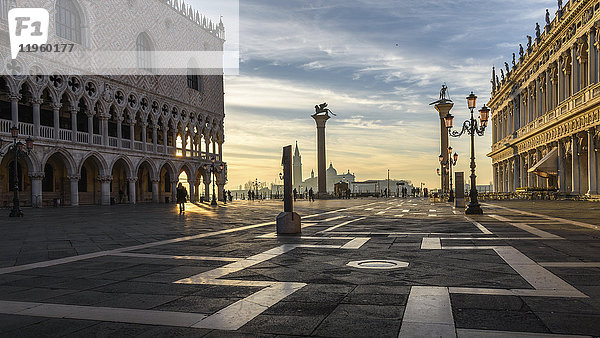 Blick über den Markusplatz  Venedig  Italien  bei Sonnenaufgang.