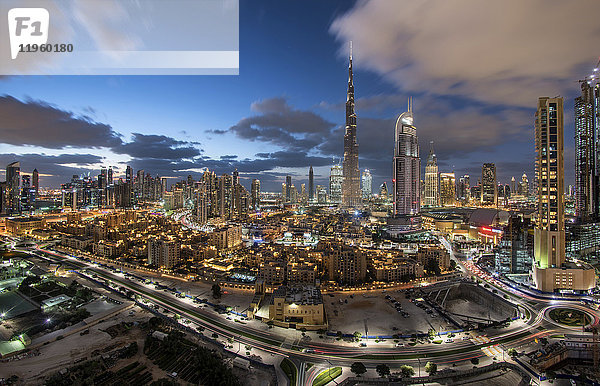 Stadtbild von Dubai  Vereinigte Arabische Emirate  mit Wolkenkratzern unter bewölktem Himmel.