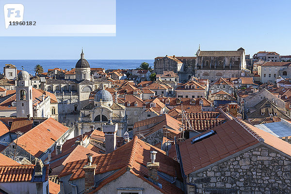 Blick über die Dächer der historischen Altstadt von Dubrovnik und Blick auf das Adriatische Meer.