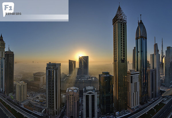 Stadtlandschaft mit beleuchteten Wolkenkratzern in Dubai  Vereinigte Arabische Emirate in der Abenddämmerung.
