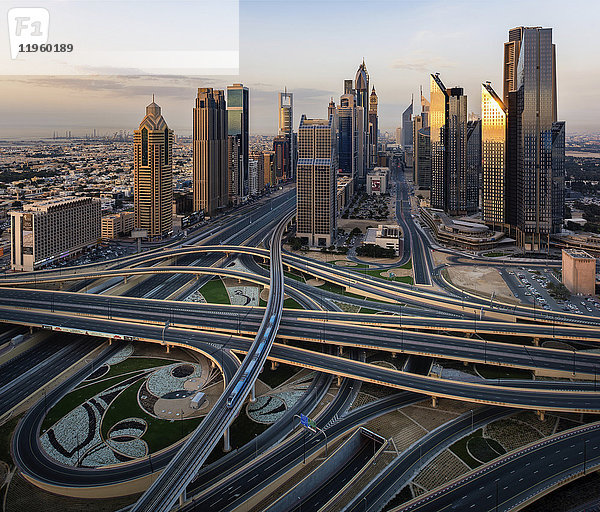 Stadtbild von Dubai  Vereinigte Arabische Emirate  mit Wolkenkratzern und Autobahnen im Vordergrund.