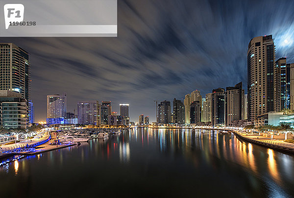 Stadtbild von Dubai  Vereinigte Arabische Emirate in der Abenddämmerung  mit Wolkenkratzern und dem Yachthafen im Vordergrund.