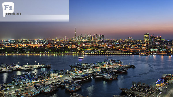 Stadtbild von Dubai  Vereinigte Arabische Emirate in der Abenddämmerung  mit Wolkenkratzern und dem Yachthafen im Vordergrund.