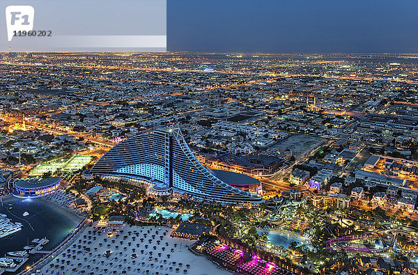 Luftaufnahme des Stadtbildes von Dubai  Vereinigte Arabische Emirate in der Abenddämmerung  mit dem Jumeirah Beach Hotel und dem Jachthafen im Vordergrund.