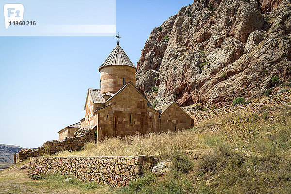 Außenansicht des Noravank-Klosters  eines Klosters aus dem 13. Jahrhundert  das in der Nähe einer Schlucht in Armenien errichtet wurde.