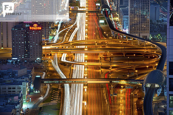 Luftaufnahme der beleuchteten Sheikh Zayed Road im Zentrum von Dubai  Vereinigte Arabische Emirate.