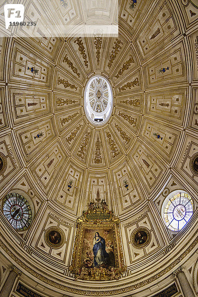 Flachwinkel-Innenansicht der elliptischen Renaissance-Kuppel der Catedral de Sevilla  Sevilla  Andalusien  Spanien.